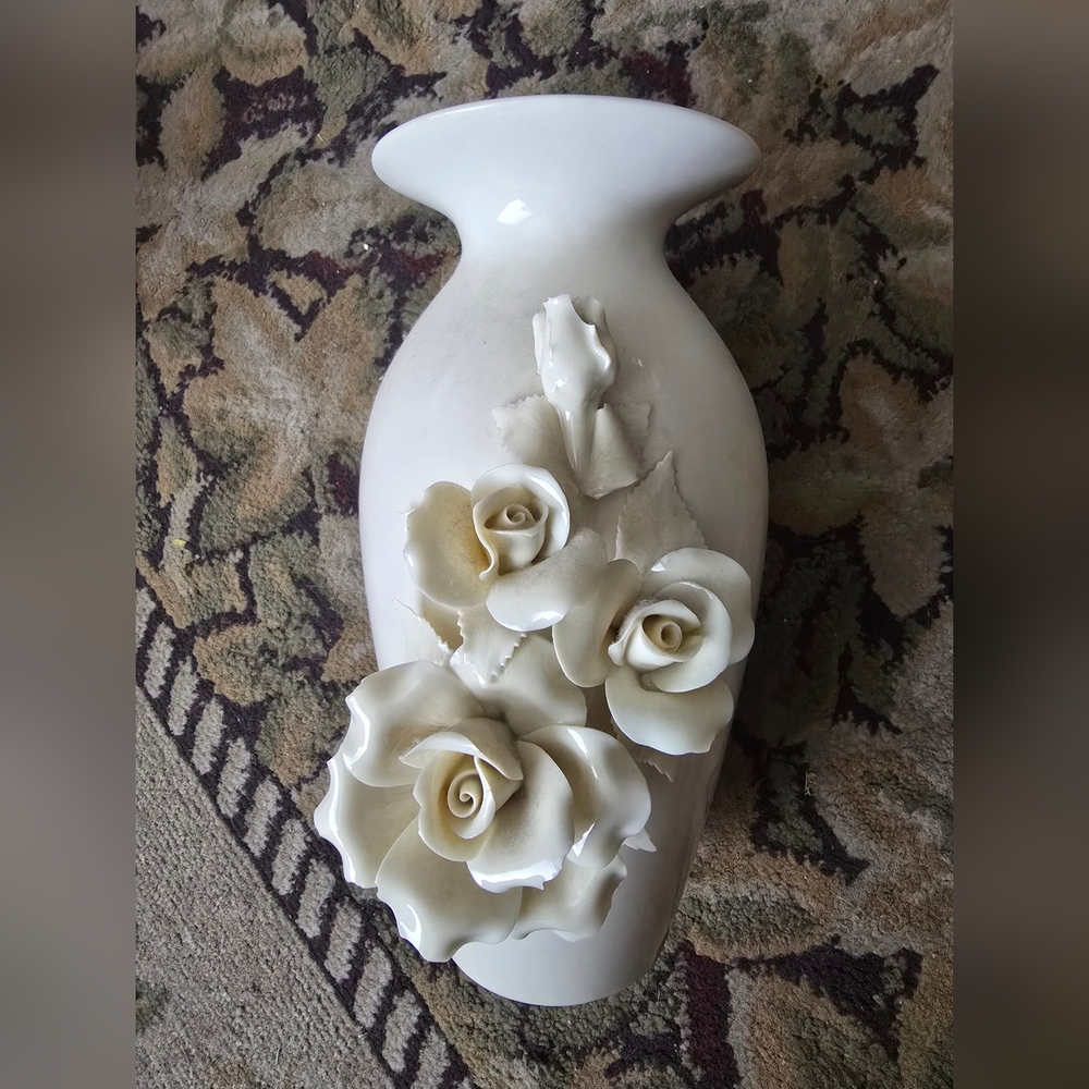 Elegant Cream Floral Vase 3D Roses
